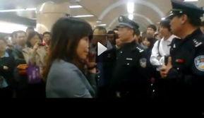 昨天打警察的视频,目击者镜头下的警民冲突瞬间